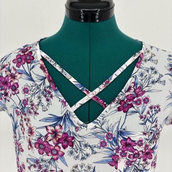 Pink Rose Vintage Blue & Pink Floral Criss Cross V-Neck Short Sleeve Top, Medium - Picture 2 of 16
